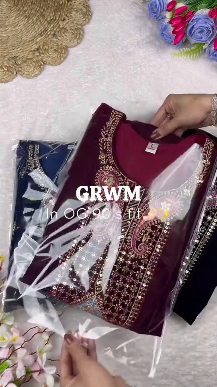 Vintage-Inspired Midnight Black & Velvet Ensemble - Image 4